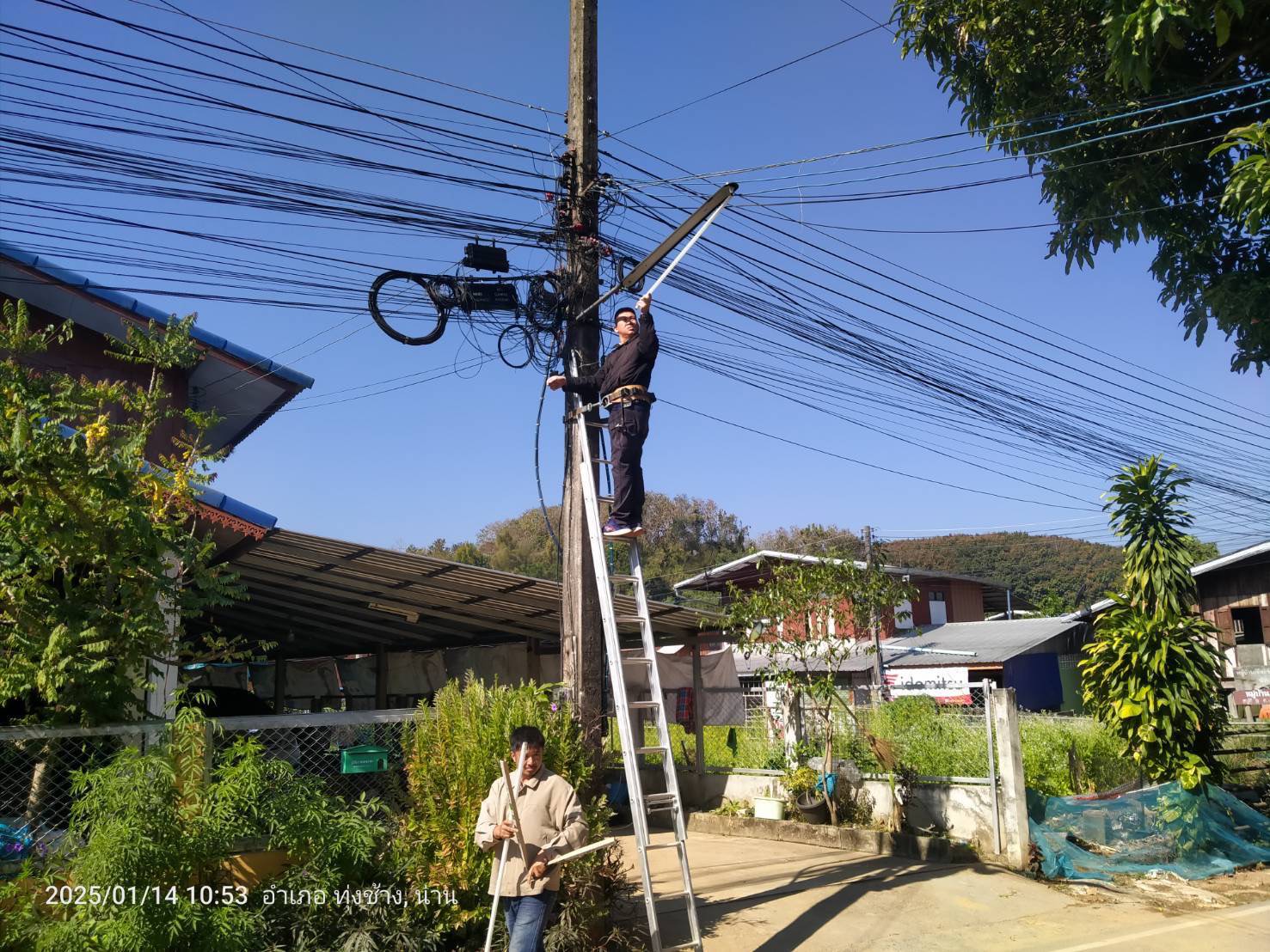 ซ่อมไฟฟ้าสาธารณะ บ้านงอบศาลา หมู่ 1