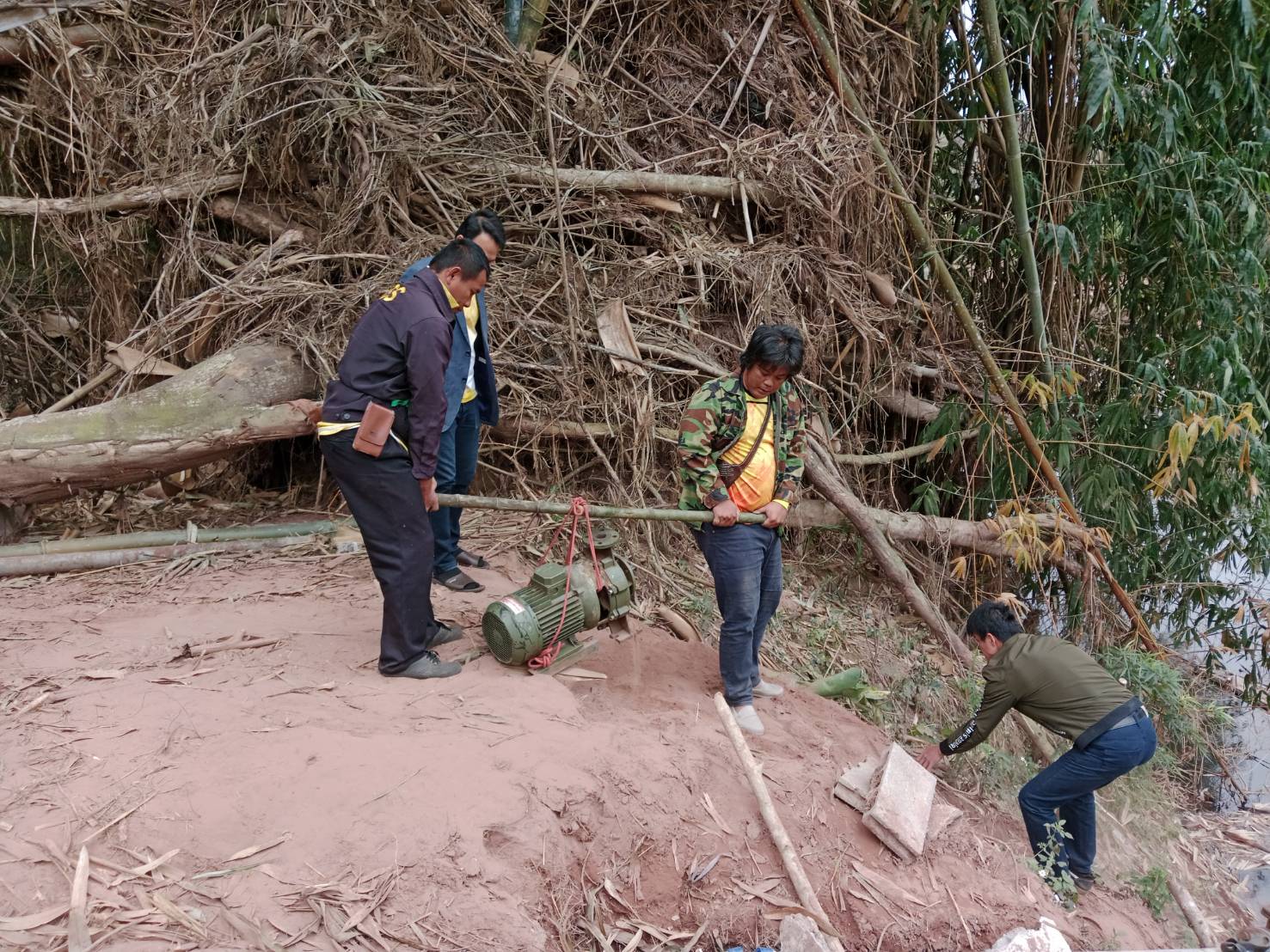 ลงพื้นที่สำรวจ ตรวจสอบเพื่อแก้ไขปัญหาจากการผลิตน้ำประปาของเทศบาลตำบลงอบ